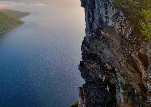 På tur på Keipen utenfor Harstad, ret før midnatt på Sankthansaften.