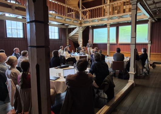 Bilde av fakultetsstyret samlet i Tårnsalen i Universitetsmuseet.