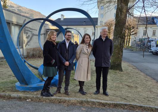 politikere utenfor Auditoriebygget