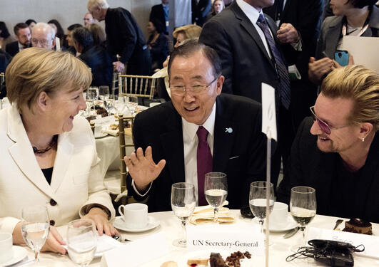 Ban Ki-moon, Angela Merkel, Bono