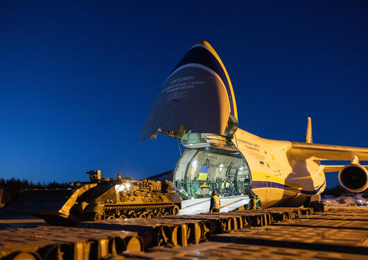 En Antonov An-124 på Gardermoen flystasjon flaster inn en Leopard  2 berger som skal doneres til Ukraina. 