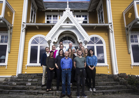 Researchers in front of Solstrand Hotel