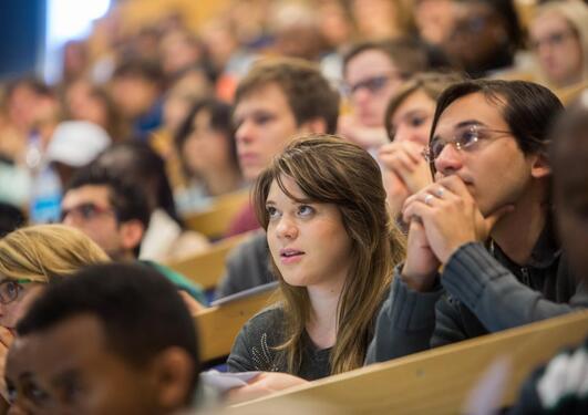 Studenter ved Det samfunnsvitenskapelige fakultet på en forelesning.