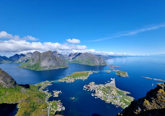 Utsikt fra Reinebringen ut over Reine i Lofoten