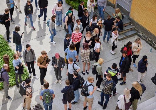 Studenter i atriet på Sydneshaugen skole (HF)