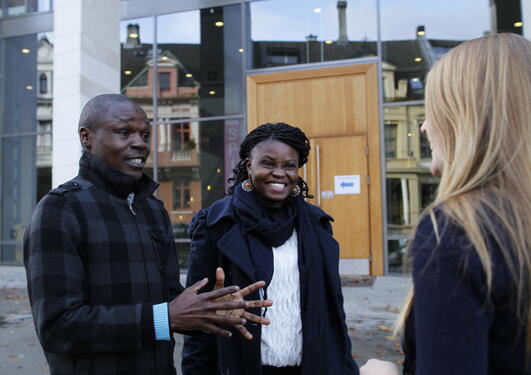 Studenter på campus