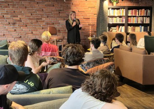 Marit Eikemo foran en samling sittende studenter.