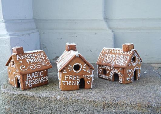 Pepperkakehus pyntet med slagord for akademisk frihet