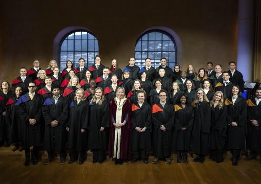 Bilde av alle nye doktores på scenen sammen med rektor