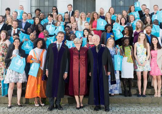 Deltakere på masterseremonien 2016 foran Universitetsmuseet.