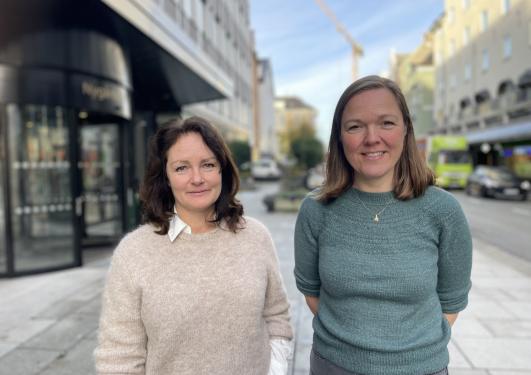 To kvinner utenfor administrasjonsbygget ved UiB