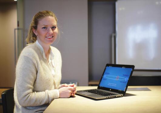 Bilde av jente foran laptop som skal vise henne undervisning på web