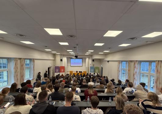 Bilde viser et fullstappet auditorium B ved Sydneshaugen skole der alle nye studenter er samlet for å bli ønsket velkommen