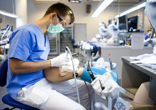 Tannlegestudent øver seg på eit fantomhovud i ferdigheitssenteret
