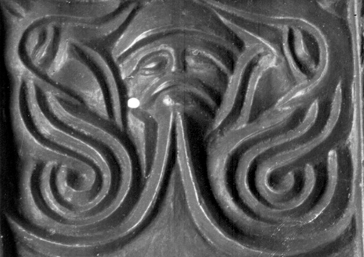Nærbilde av menneske-mellom-beist-motiv fra en relieffspenne funnet i Farsund