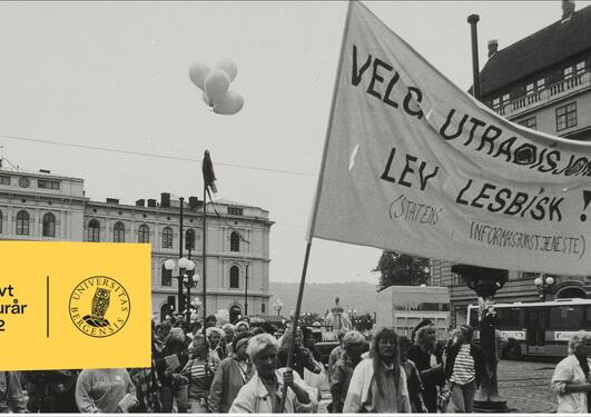 Sort-hvitt-bilde fra demonstrasjon for skeive + Skeivt kulturårlogo og UiB-logo i gul