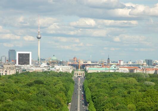 Utsikt over Berlin med lette skyer på blå himmel.