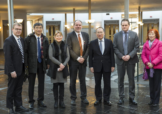 Representanter fra Kina og fakultetet i vrimlearealet på fakultetet. 