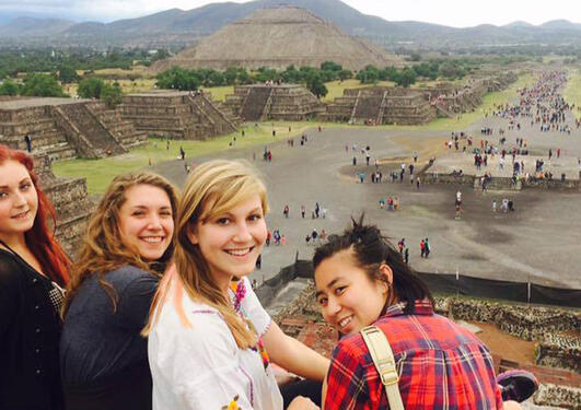 Studenter foran pyramide