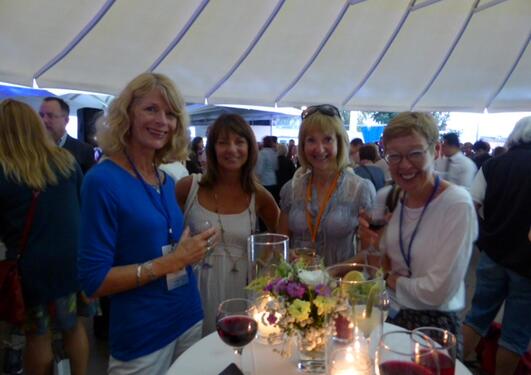 Bilde av fire professorer på ECER-konferanse. Professor Kari Smith, Universitetet i Bergen, Louise Hayward, University of Glasgow Professor Vivienne Baumfield, University of Glasgow og Professor Ruth Leitch, Queens University, Belfast