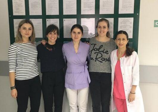 Hos vertene fra USMF Nicolae Testemitanu, Chisinau. Fra venstre: tannpleierstudenter Olga Golburean, Aud Kristine Deila, tannlege Marcela Tighmineanu, tannlegestudent Maria Helene Hagen og førsteamanuensis og koordinator av prosjektet i Moldova, Diana Unc
