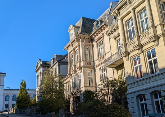 Bilde av fasadebyge til noen instituttene ved UiB