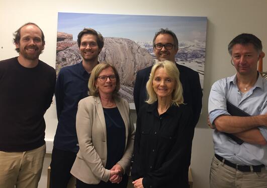 Her inngår Institutt for Geovitenskap og AkerBP en samarbeidsavtale for økonomisk støtte til undervisningstilbudet ved GEO, med en verdi på 1.5 millioner over 3 år. Bak fra venstre: Atle Rotevatn (UiB), Christian Haug Eide (UiB) og Rodmar Ravnås (AkerBP).