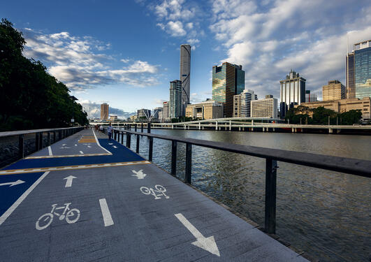 Foto av skyline og veg ved Brisbane Australia