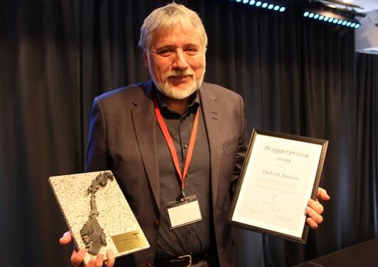 Bilde av Eystein Jansen med diplom og Brøggerprisen