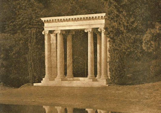 Bildet viser en gammel bygning.