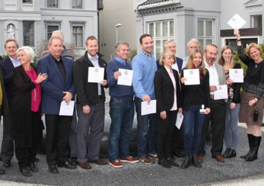 Gruppebilde av forskerne som fikk milliongaven fra Kreftforeningen 30.10.14, sammen med Anne Lise Ryel og Dag Rune Olsen, rektor ved UiB