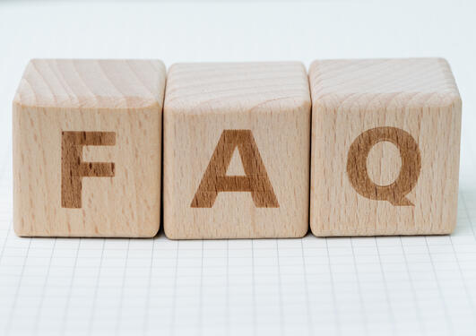 Bokstavene FAQ på klosser
