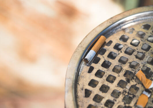 bilde av stumept røyk i askebeger