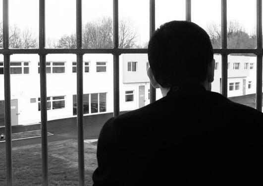 Mann ser ut av fengsel