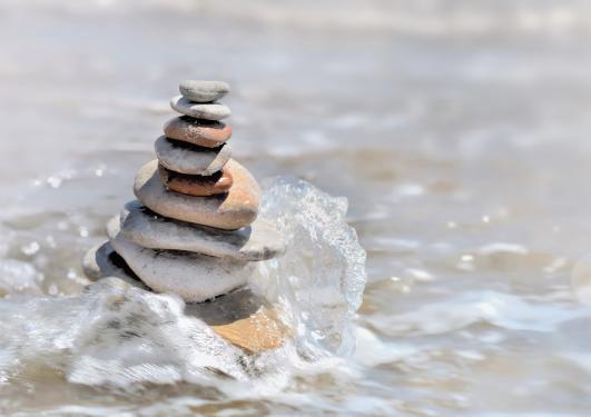 Steiner i vannkanten