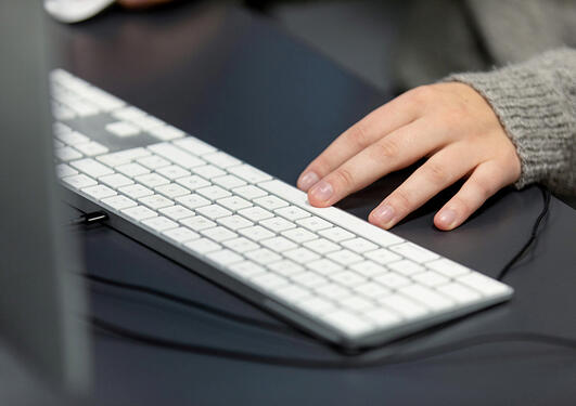 En hånd skriver på tastaturet