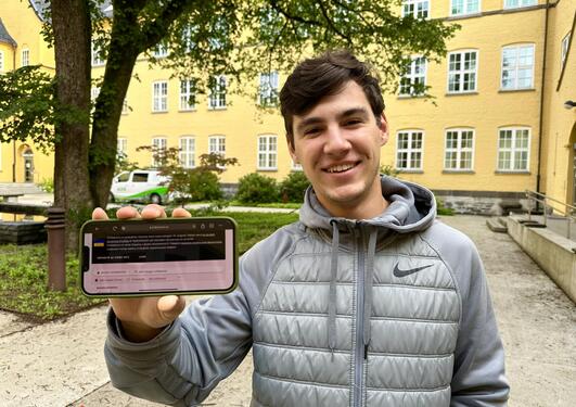 UiB-student Davyd Pushynskyy viser ordbokframsida