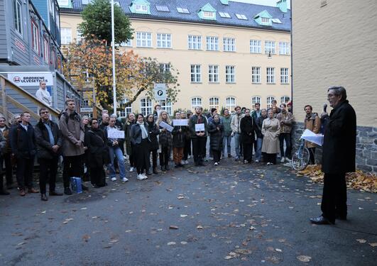 Dekan ved KMD, Frode Thorsen, under demonstrasjonen torsdag.