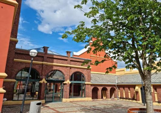 Hovedinngangen ved Det juridiske fakultet, UiB