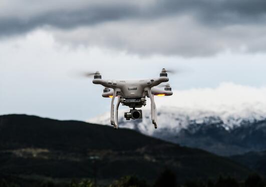 Bilde av drone i lufta