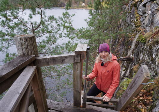 Anne Lise Mastervik på vei opp trappene til en laksegilje.