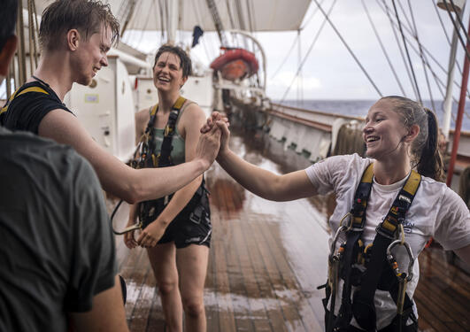 Deltakere på UiB sommerkurs på vei over Stillehavet med Statsraad Lehmkuhl.