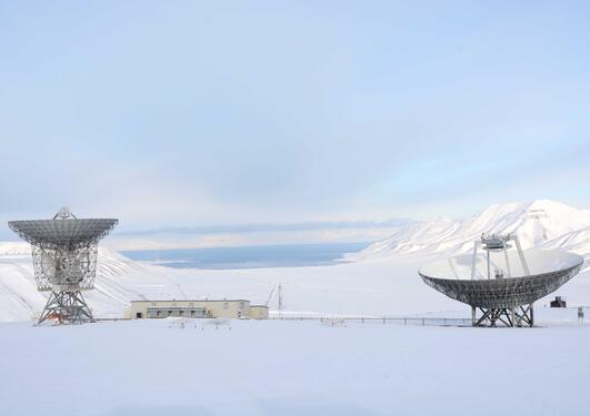 Satelitte dishes in Svalbard, used as part of the research of the Birkeland Centre for Space Science, pictures are from an article in the UiB Magazine.