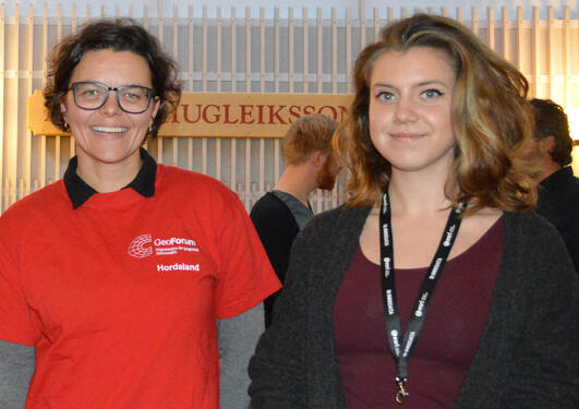 Forrige GIS-ambassadør Helene Konstantine Dunlop (t.h.) sammen med Gidske L. Andersen, GIS-ansvarlig på Institutt for geografi, på fjordårets arrangement på den internasjonale GIS-dagen.