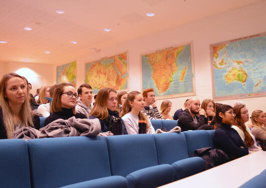 Studenter i auditoriet SV-bygget