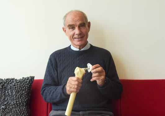Lars Engesæter holder en hofteprotese