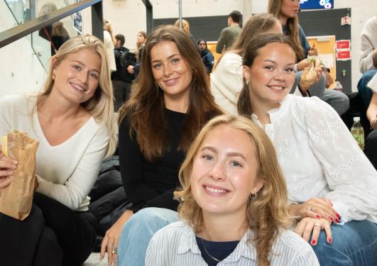 Nye studenter spiser lunsj