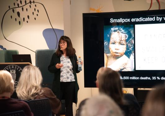 Rebecca Cox på scenen