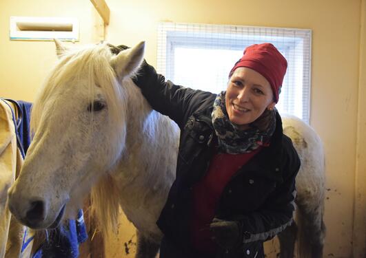 Bilde av UiB-forsker med hest