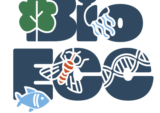 Digitalt tegnet logo med teksten "Bio ECC" i blå skrift dekorert med små illustrasjoner som viser et grønt løv, en manet, en bie, en fisk og et DNA molekyl